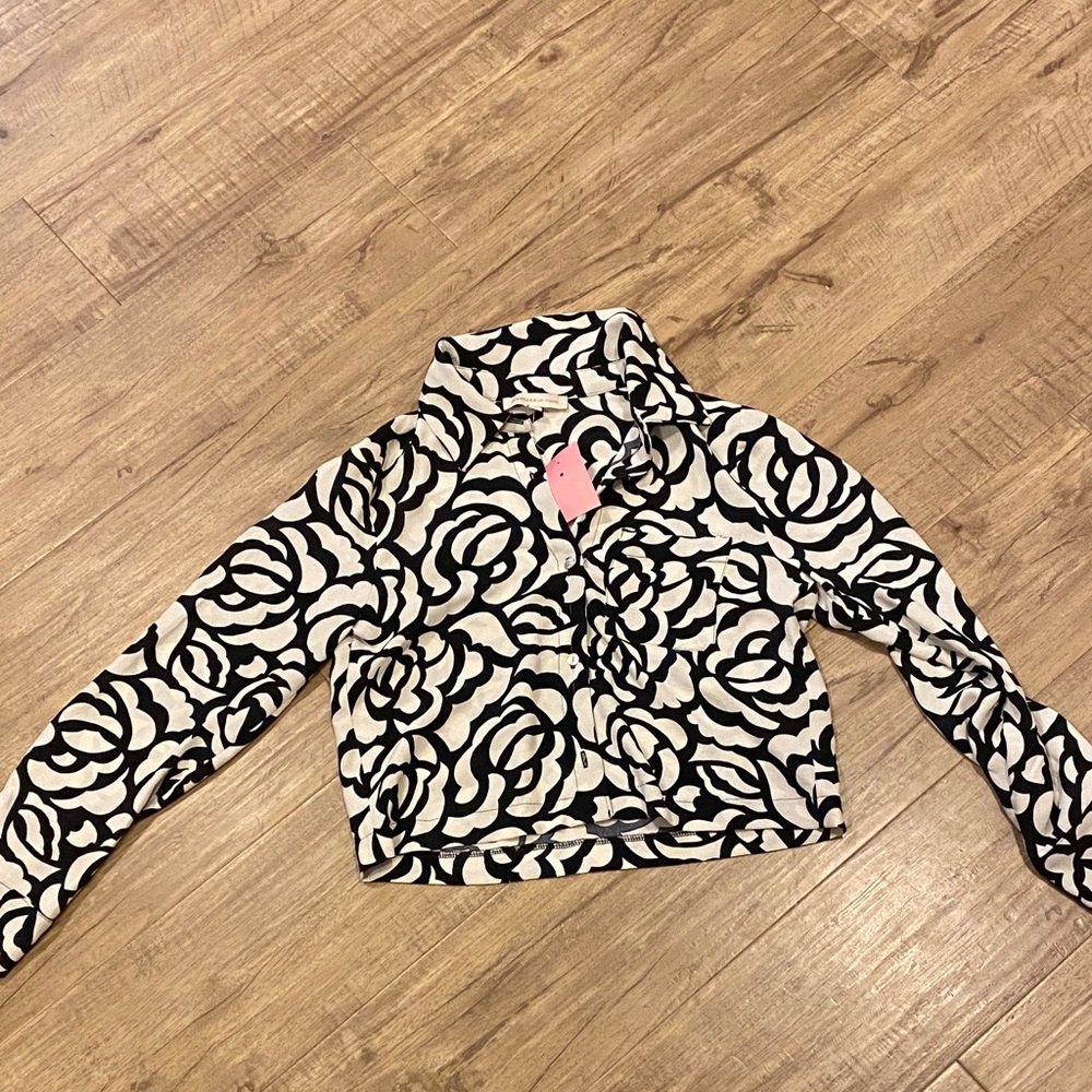 Black and White Cropped Floral Blouse